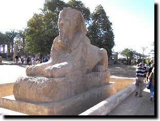 Le Sphinx d'Hatchepsout date environ de 1200 ans avant JC.
